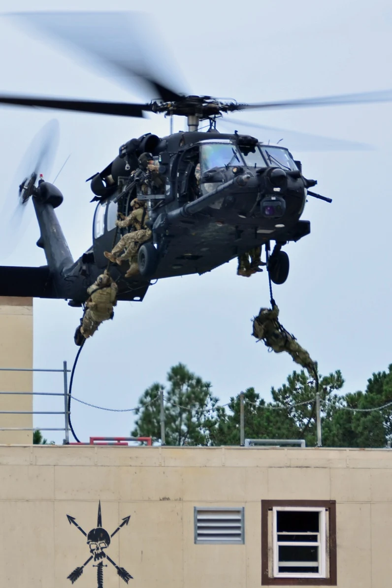 Desant na linach ze śmigłowca Black Hawk, ćwiczenia z udziałem polskich sił specjalnych