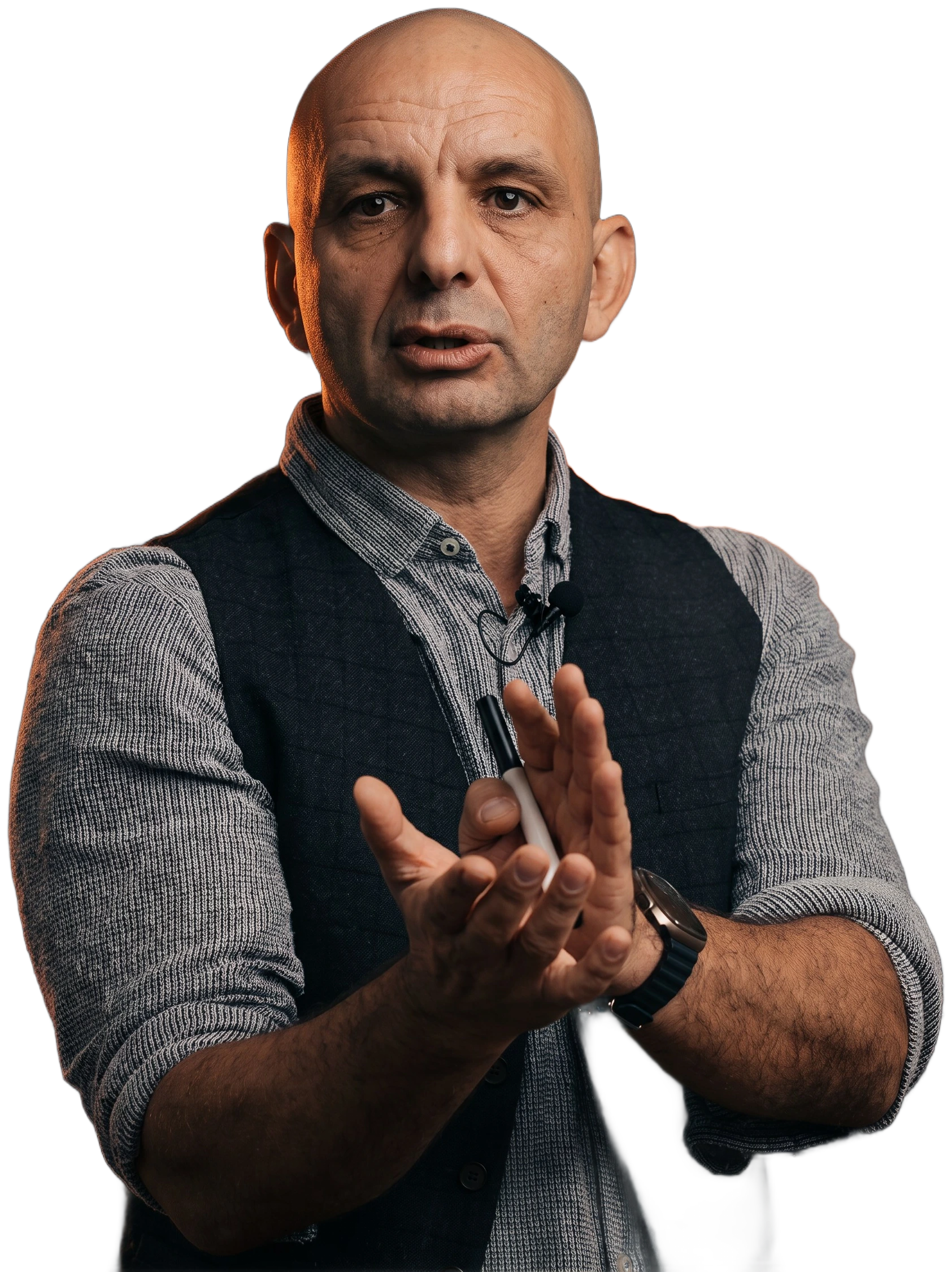 Grzegorz „Ma-ken” Mikłusiak tłumaczy coś z gestem dłoni